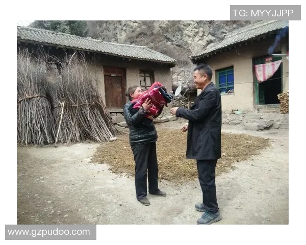 扎卡暖心行动：用一件外套温暖小球童的心